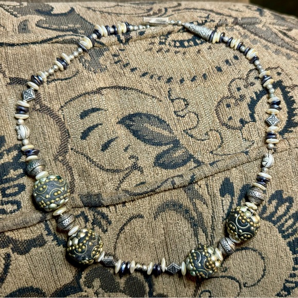 Handcrafted beaded pearl and silver necklace. - Picture 3 of 13